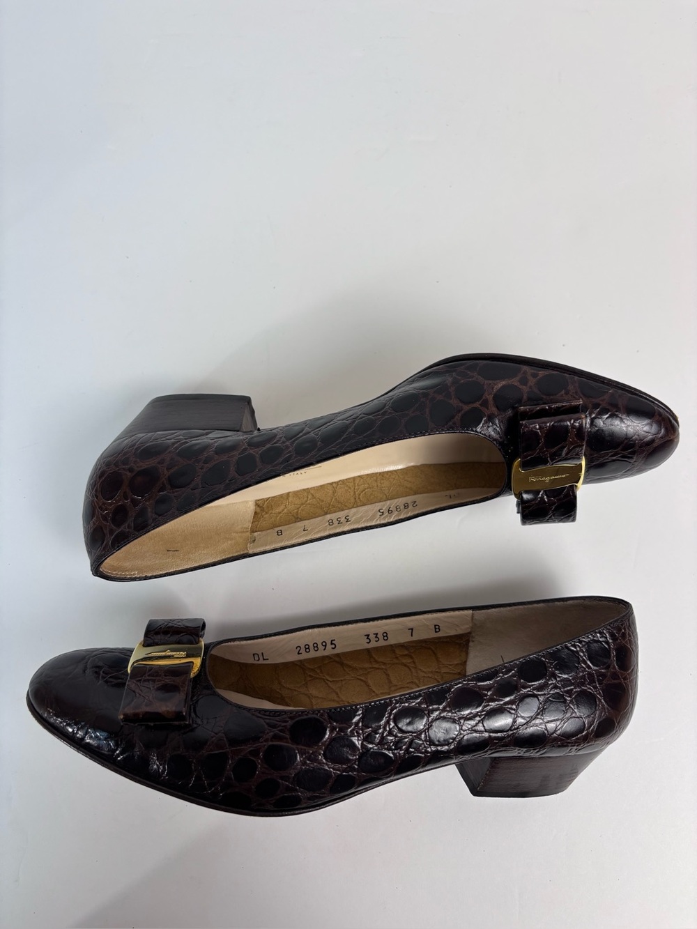 Vintage Salvatore Ferragamo Croc-Embossed Leather Vara Bow Pumps Brown Sz 7B - Picture 10 of 15